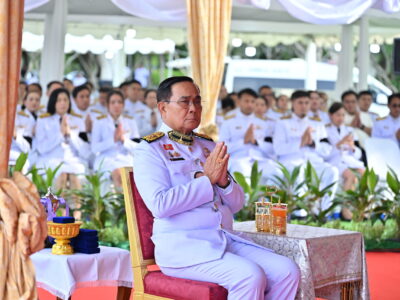 2-6-2569 นายพยุธ นิรันรัตน์ รองผู้ตรวจเงินแผ่นดิน (สตภ. 3) ร่วมให้การต้อนรับ พลเอก ประยุทธ์ จันทร์โอชา องคมนตรี ผู้แทนพระองค์ ในพิธีบำเพ็ญพระราชกุศลเวียนเทียน เนื่องในวันวิสาขบูชา 31 พฤษภาคม 2569